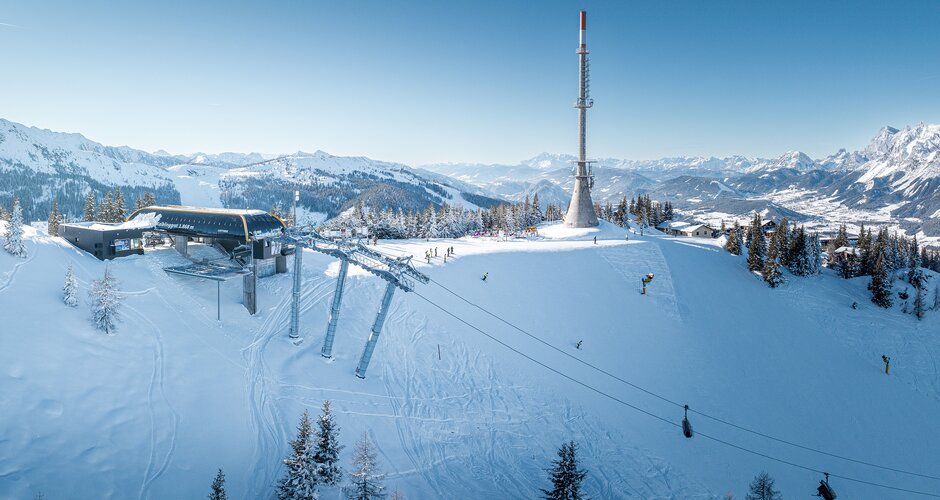 Cable car station and transmitter mast on snowy Hauser Kaibling transmitter plateau. | © Hauser Kaibling | Josh Absenger