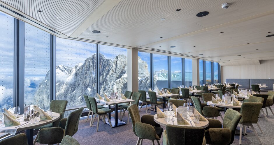 Restaurant with large windows and mountain view on snow-covered peaks at Dachstein. | © Harald Steiner