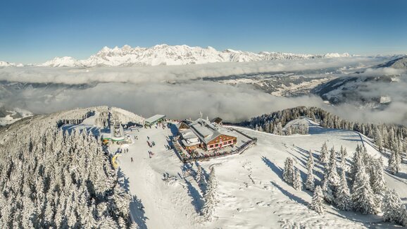 Snowy Hochwurzen summit station with panoramic view | © Bence Bankuty