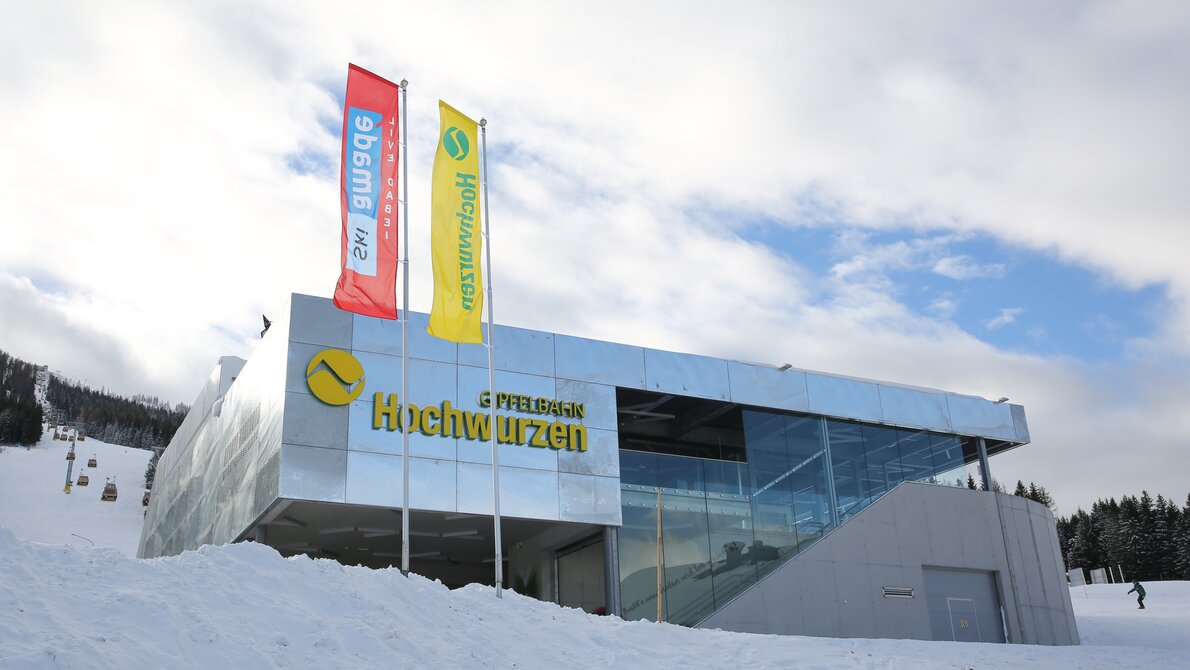 Silberne Talstation Hochwurzen mit Fahnen, verschneite Umgebung | © Martin Huber