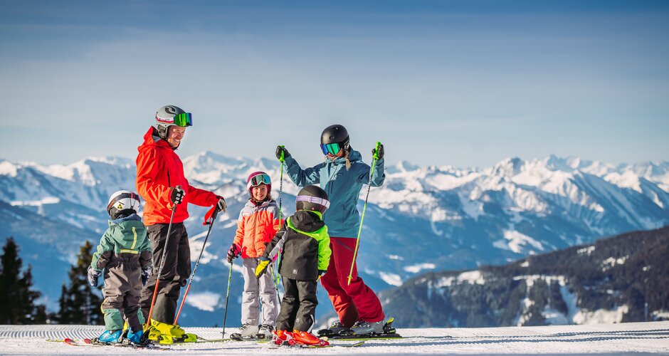 A family of five is on the slopes in the Monte Popolo ski area in Eben. 