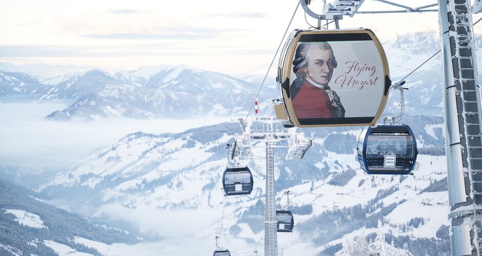 Flying Mozart panoramic gondola with view of snowy mountains and valley in background | © Snow Space Salzburg