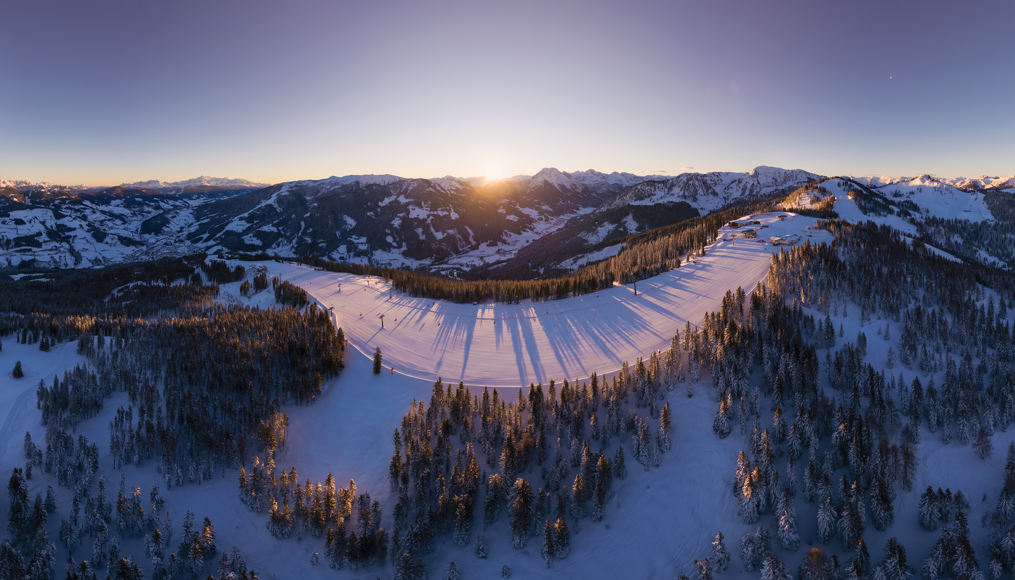 View of snowy slopes at Grafenberg with sunrise, snowy trees and mountain panorama | © Snow Space Salzburg