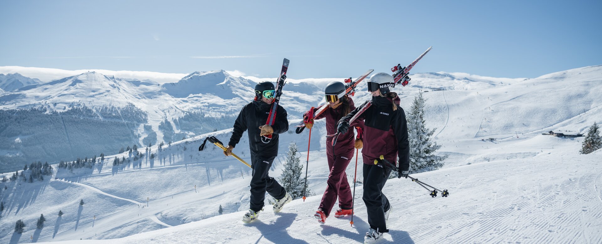 Drei Skifahrer mit Ausrüstung gehen über verschneite Piste auf der Schlossalm in Gastein | © Gasteinertal Tourismus GmbH, Christoph Oberschneider