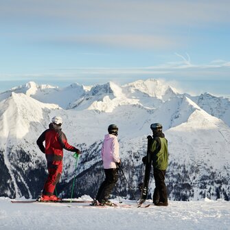 Three winter sports enthusiasts with skis and snowboard at Stubnerkogel in Gastein | © Gasteinertal Tourismus GmbH, Michael Königshofer