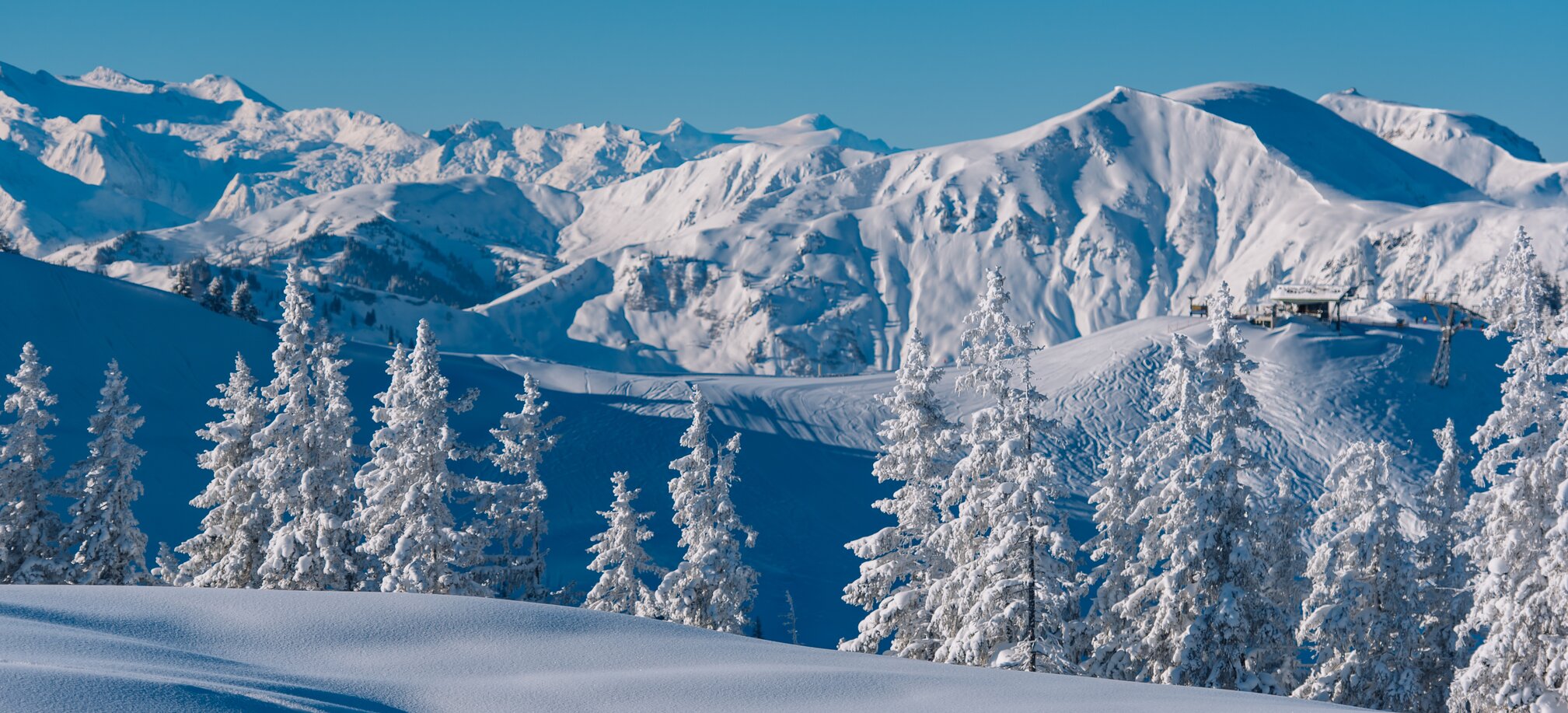 Enjoying beautiful alpine landscapes while skiing in Ski amadé