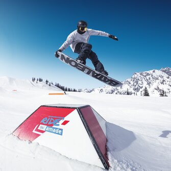 Freestyle skiing and snowboarding in the snowparks of Ski amadé