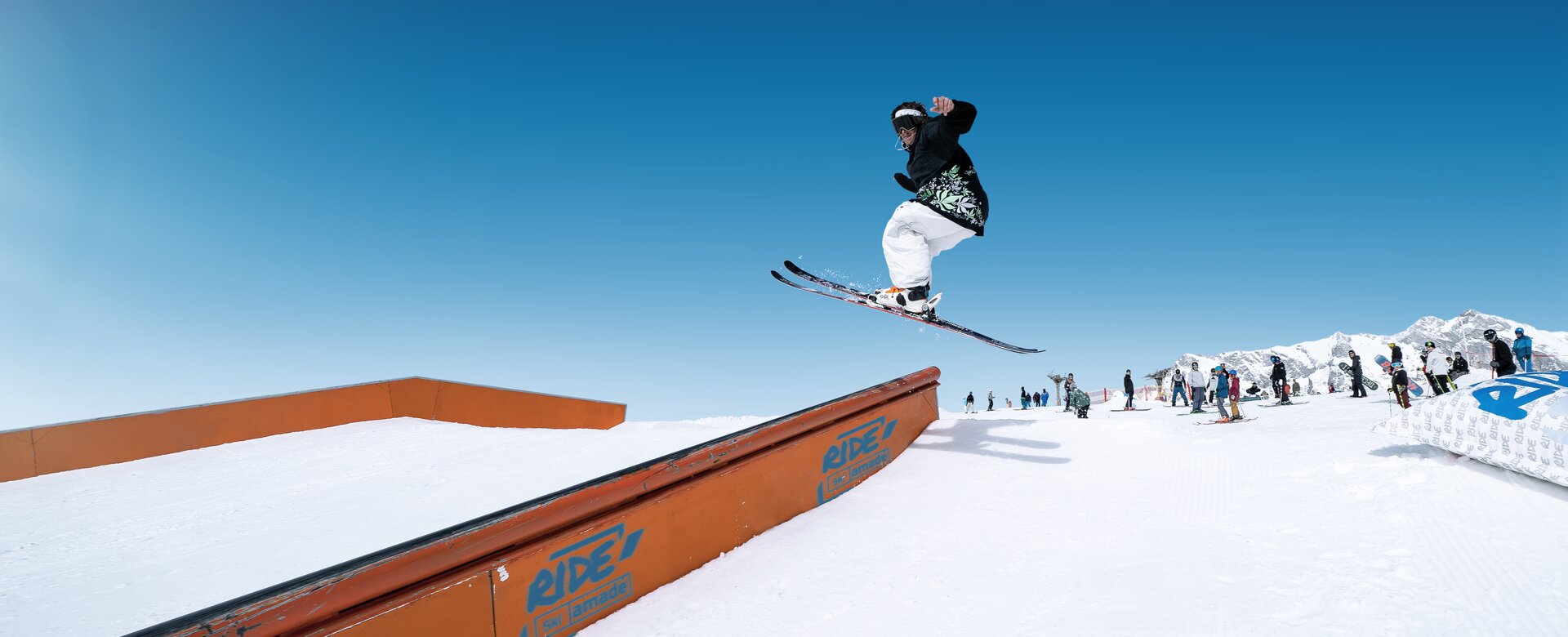 Freestyler jumps with cross-positioned skis onto a metal device on which you can slide down