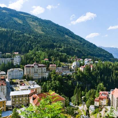 Panoramablick auf Bad Gastein mit alten Hotels, Kirche und grüner Berglandschaft im Sommer | © Georg Roske