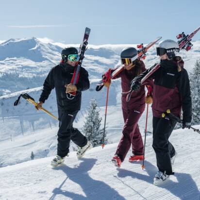 Three skiers with gear walking on snowy slope at Schlossalm in Gastein | © Gasteinertal Tourismus GmbH, Christoph Oberschneider