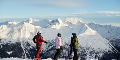 Three winter sports enthusiasts with skis and snowboard at Stubnerkogel in Gastein | © Gasteinertal Tourismus GmbH, Michael Königshofer