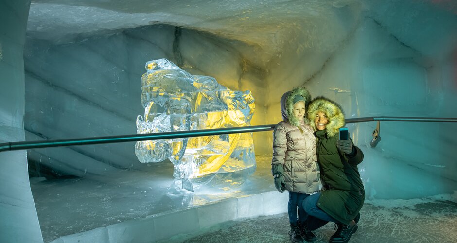 Mother and daughter in the ice palace | © Christoph Huber