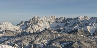 Snow-covered mountain range with conifer trees and valleys in the Schladming-Dachstein region | © TVB Schladming-Dachstein