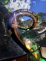 Spiralförmiger Metallsteg in der Liechtensteinklamm zwischen Felsen unter blauem Himmel mit Sonne. | © Walter Oczlon