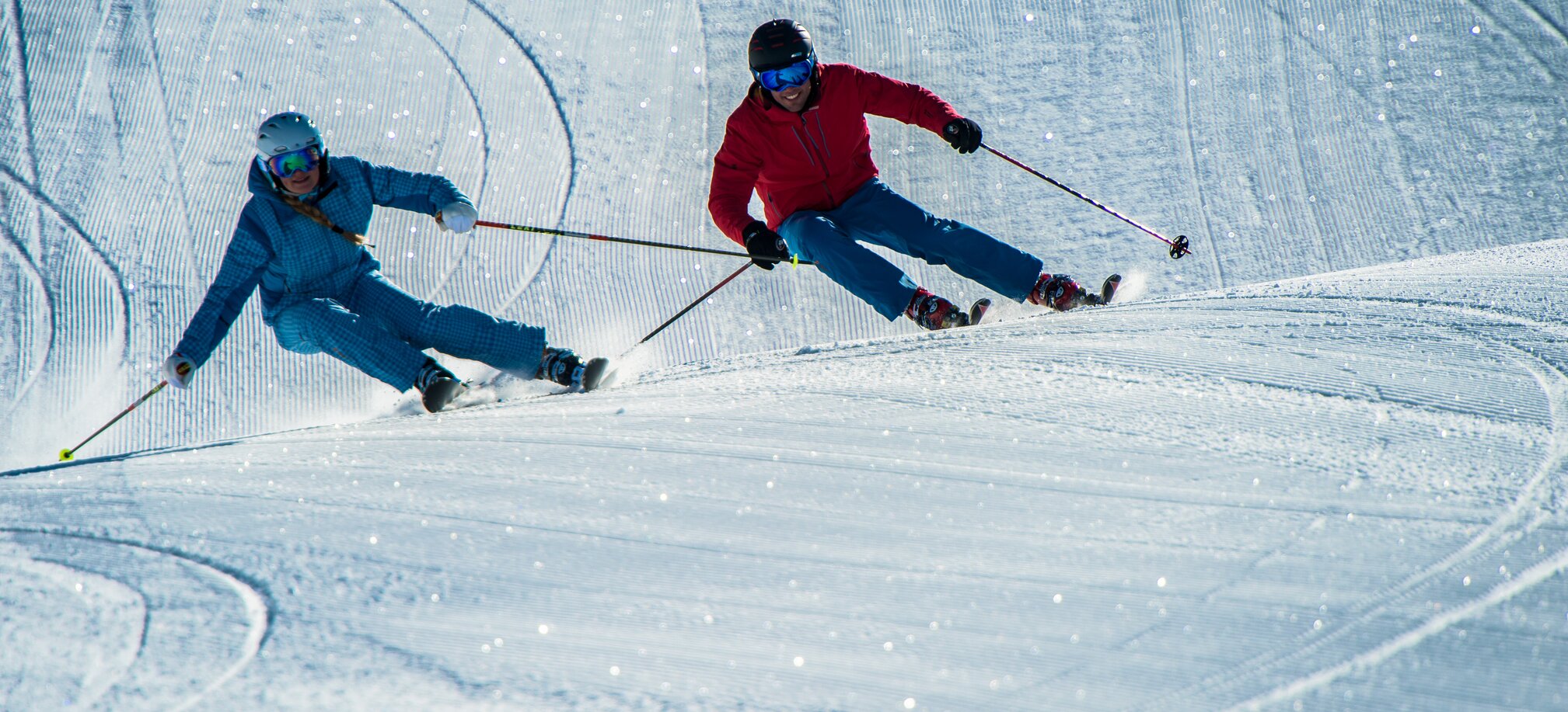 Zwei Personen  carven gemeinsam über die Pisten in Ski amadé.