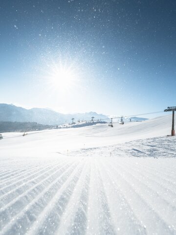A perfectly groomed ski slope sparkles in the morning sun. | © Ski amadé