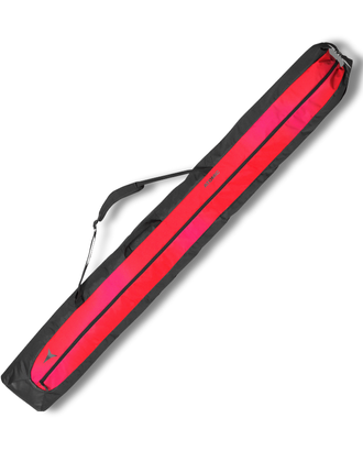 Rote Atomic Skitasche mit schwarzem Reißverschluss, Tragegurt und Logo, diagonal vor weißem Hintergrund platziert.